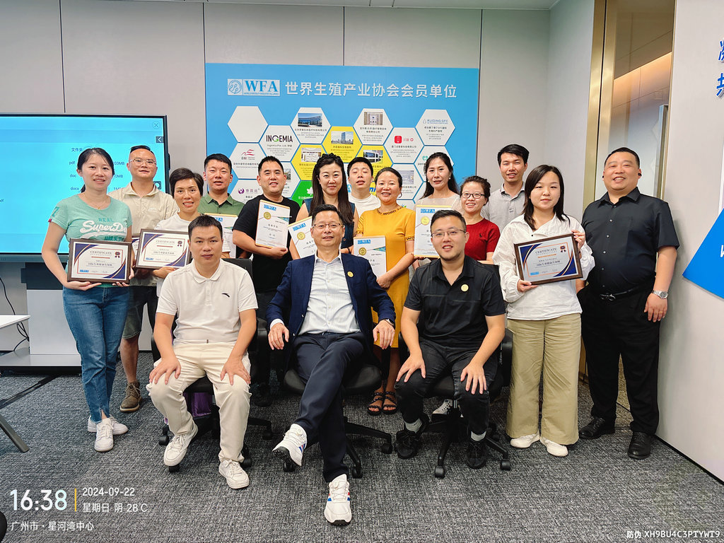 东哥与同学们合照