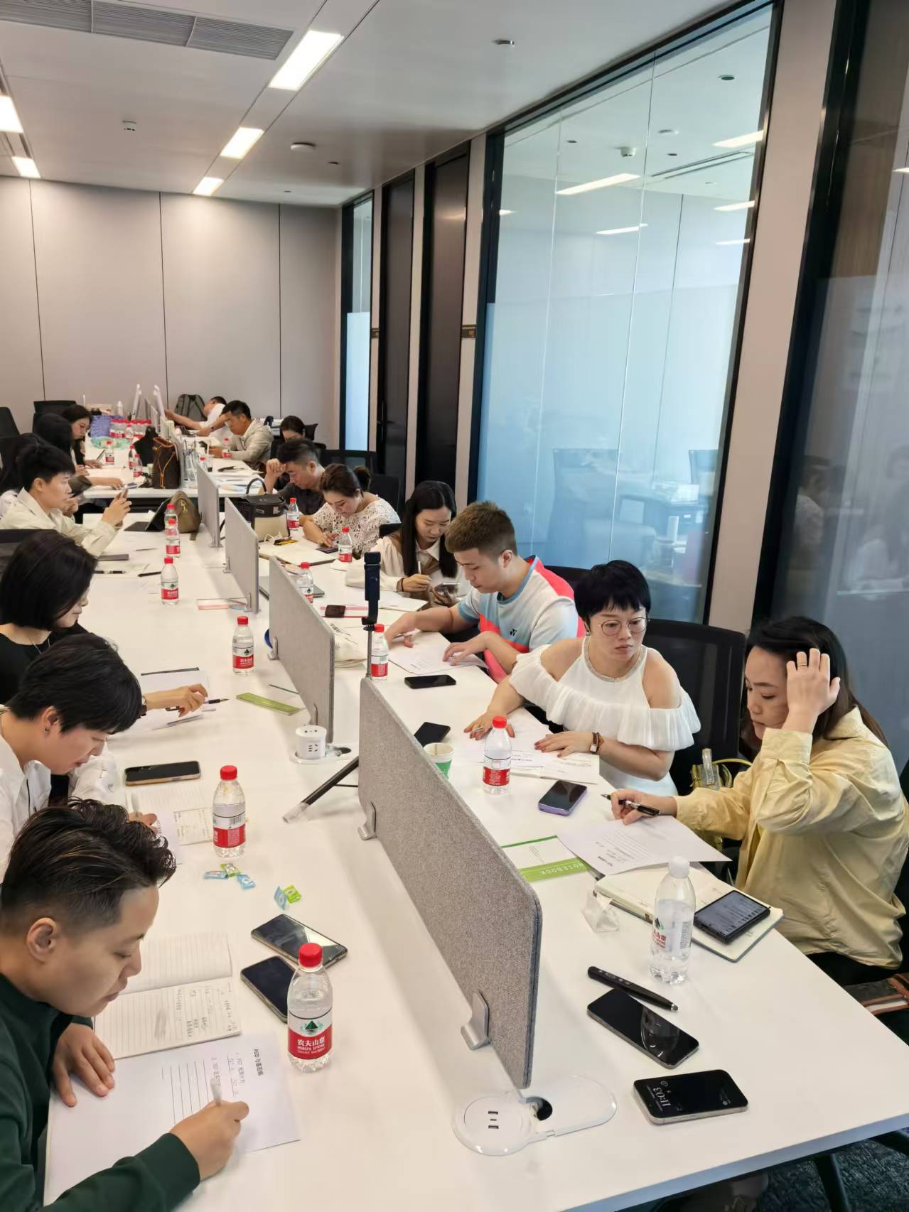 大家在认真考试